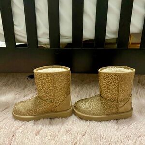 Kids size 1 Uggs